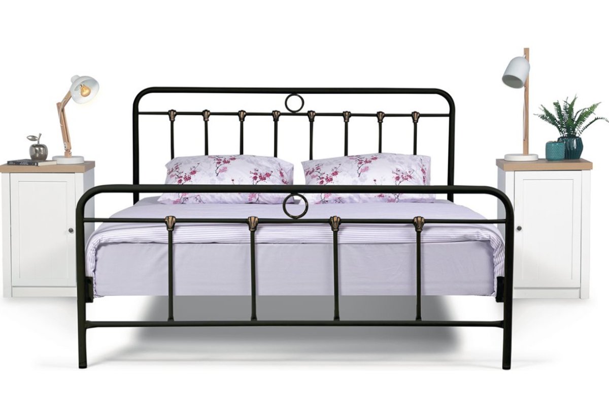 Απεικονίζει Κρεβάτι Διπλό Amelie Μαύρο/Χρυσό τοποθετημένο σε υπνοδωμάτιο, ανάμεσα από δύο κομοδίνα.